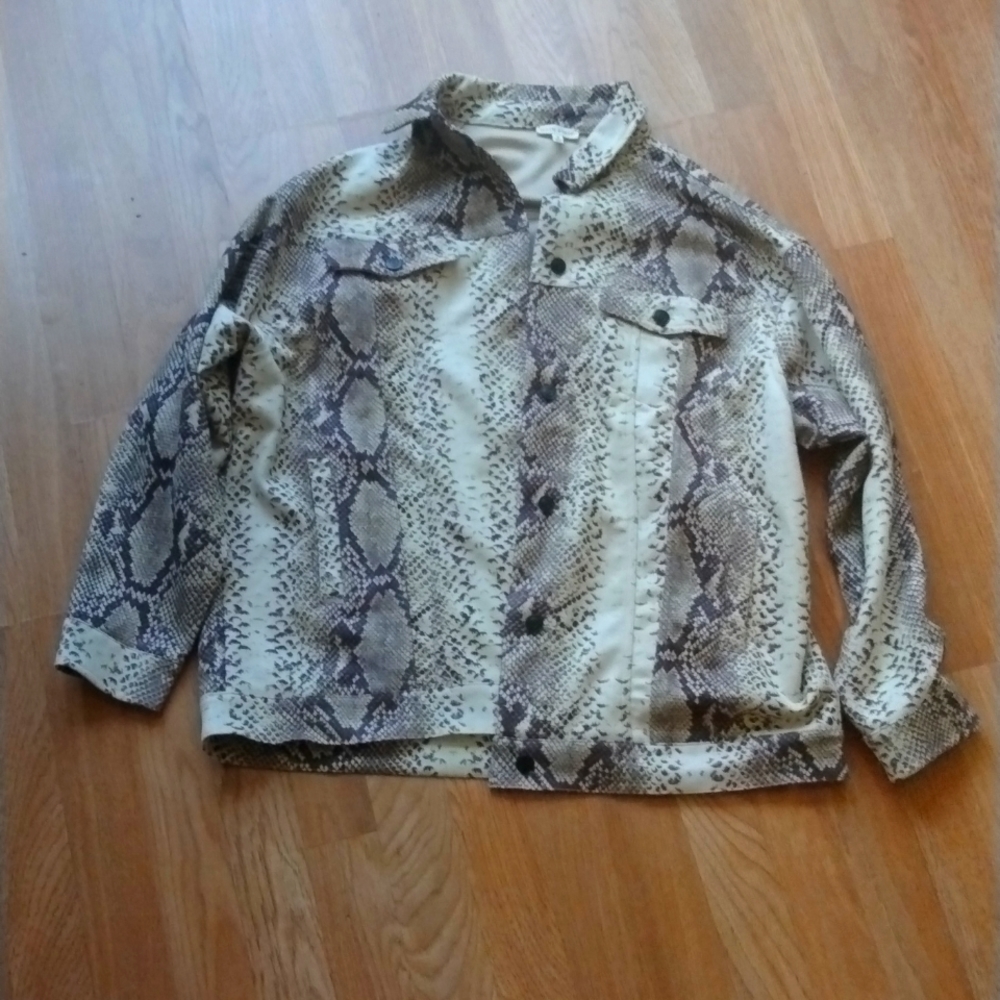 A snake pattern women's suit jacket